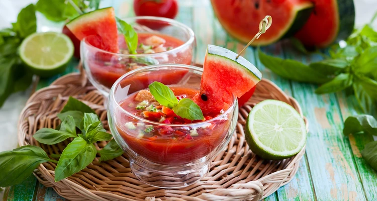 Sommer im Glas: Wassermelonen-Tomaten-Gazpacho mit Basilikum und Limette